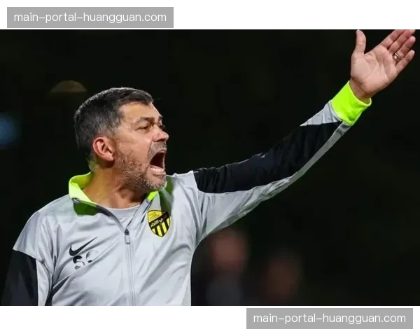 场边一幕：塞尔塔主帅因对一次本方防守漏人暴怒，被裁判警告