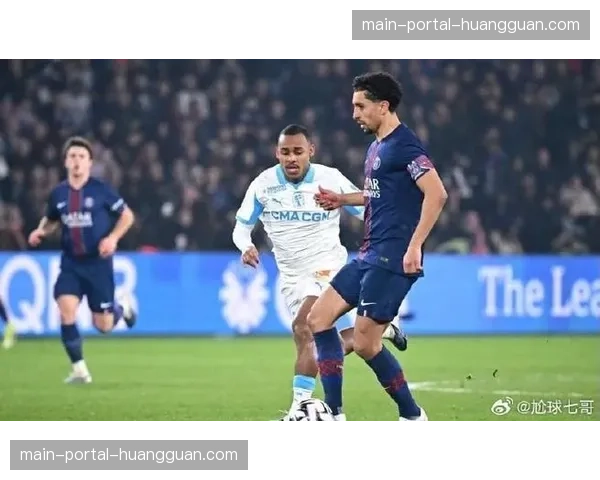 前巴黎队长马尔基尼奥斯现身王子公园看台，观看老东家比赛